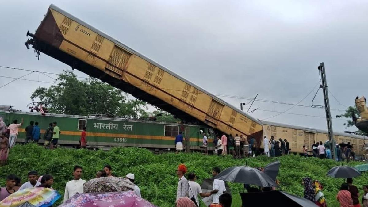 印度西孟加拉邦兩列火車相撞，造成15死悲劇。（圖／翻攝自X @AIRAAAOFFICIAL）