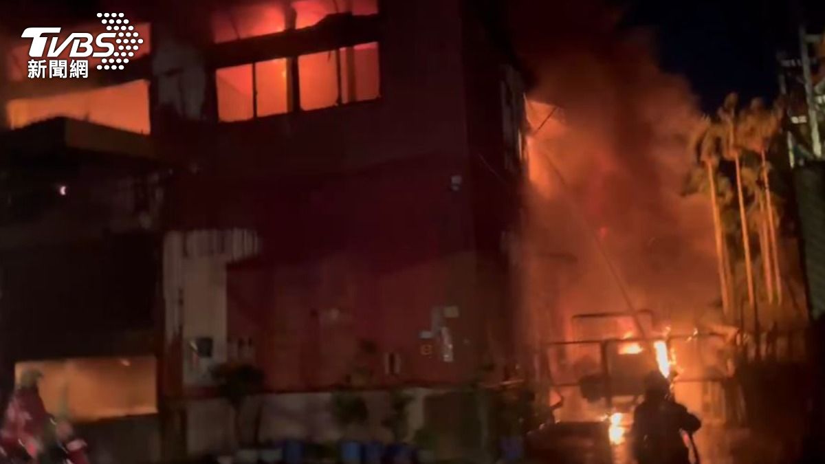 新北市三峽區一間2樓高泡棉工廠發生火警，消防局共派101名人員前往灌救。（圖／TVBS）