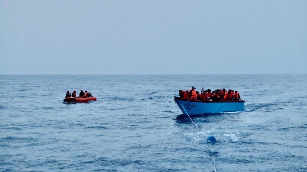 義大利外海兩艘難民船翻覆，造成11人死亡、66人失蹤的悲劇。（圖／翻攝自X @resqship_int）