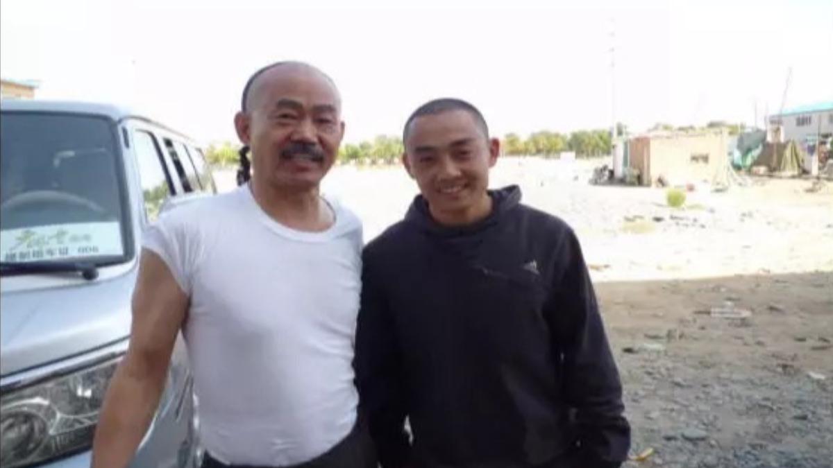 張磊（右）6月12日因心臟病發離世，年僅39歲。（圖／翻攝自＠新聞晨報微博）