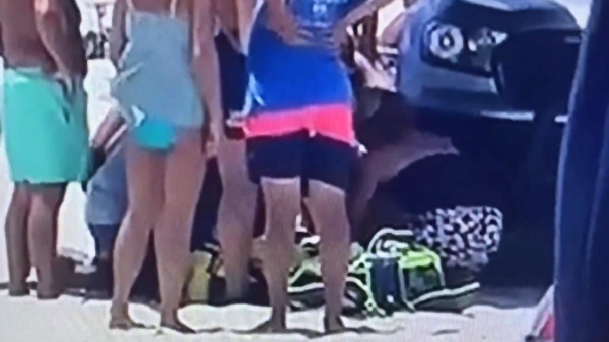 美國一名66歲婦人在沙灘曬日光浴時，不幸被一輛警用皮卡輾過，搶救後宣告死亡。（圖／翻攝自X）