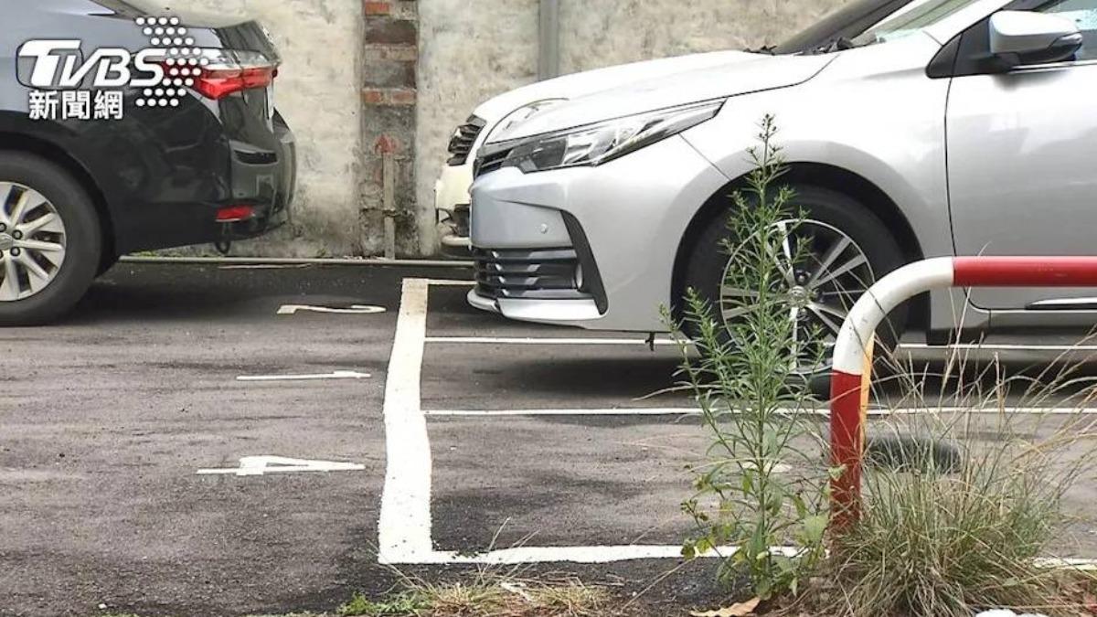 馬來西亞一名男子忘記將車門鎖上，取車時赫然發現車內竟然有2坨糞便。（圖，與新聞事件無關／TVBS）