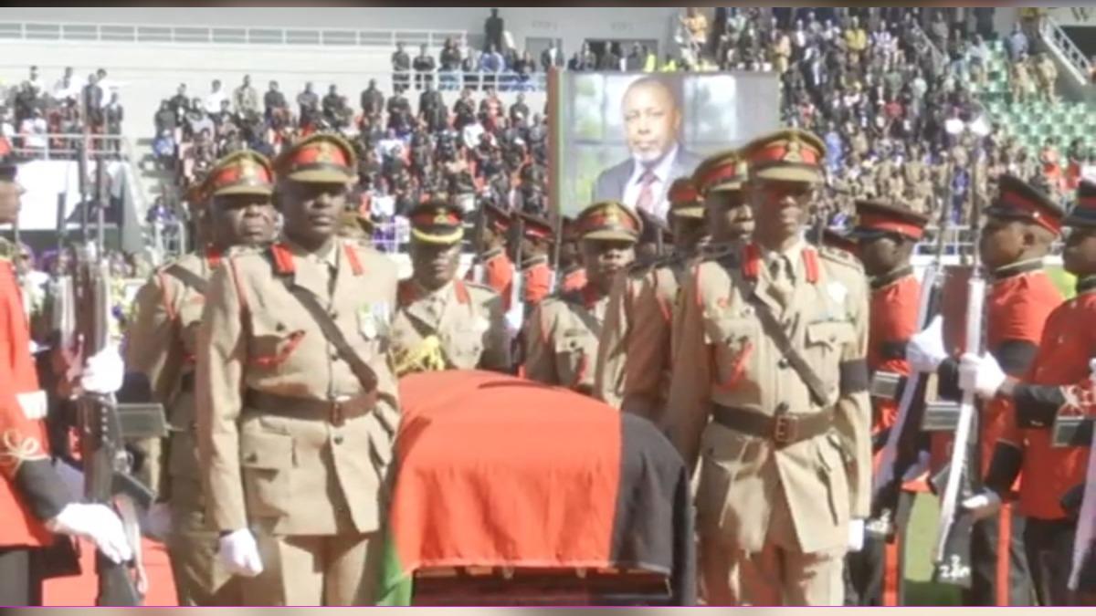 馬拉威副總統奇利馬墜機身亡，16日在首都舉行葬禮後，晚間其棺槨被送回家鄉。（圖／翻攝自Dr Lazarus Chakwera臉書）