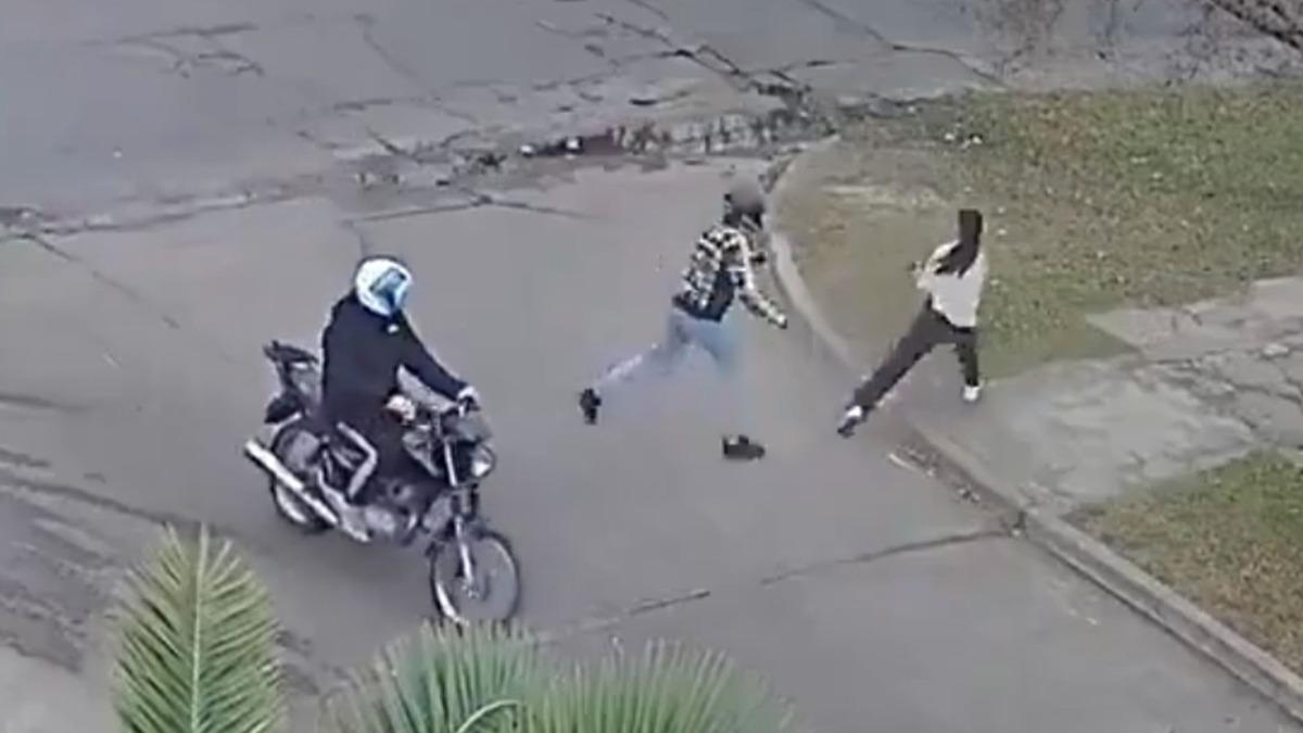 阿根廷日前有2名搶匪想要搶劫落單女子，沒想到對方竟然是便衣女警。（圖／翻攝自@AlertaMundoNews X）