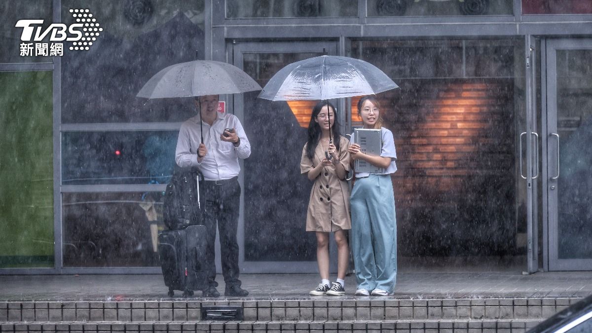 氣象署已針對新北市、臺北市發布大雷雨即時訊息。（圖/葉志明攝）