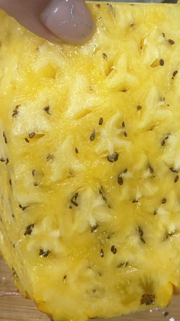 網友分享鳳梨切開竟出現「黑色點點」。(圖/翻攝自248農學市集臉書)