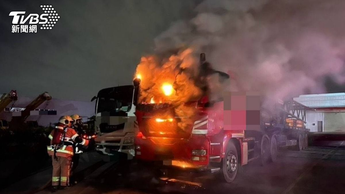 新北五股一處停車場內拖車頭不明原因起火燃燒。（圖／TVBS）