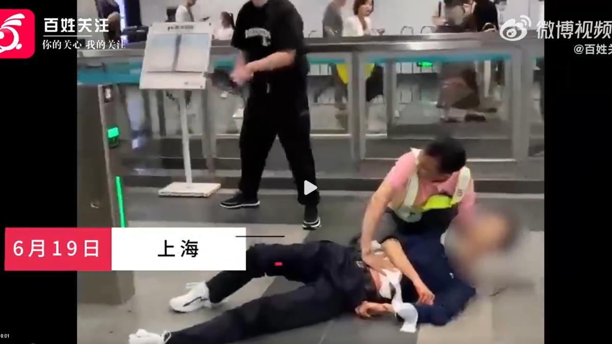 上海地鐵發生持刀攻擊，目擊民眾拍到乘客腹部受傷的畫面。（圖／翻攝自微博）