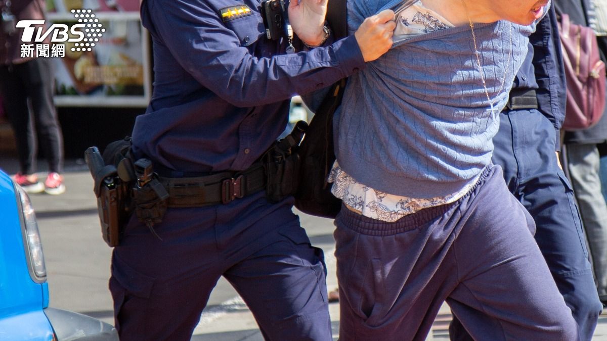 屏東員警查案期間「警棍戳破嫌犯脾臟」被起訴。（示意圖，與本文無關／Shutterstock達志影像）