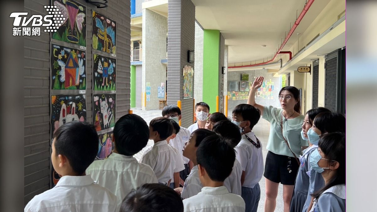 中正國小美術老師為學童導覽畫作