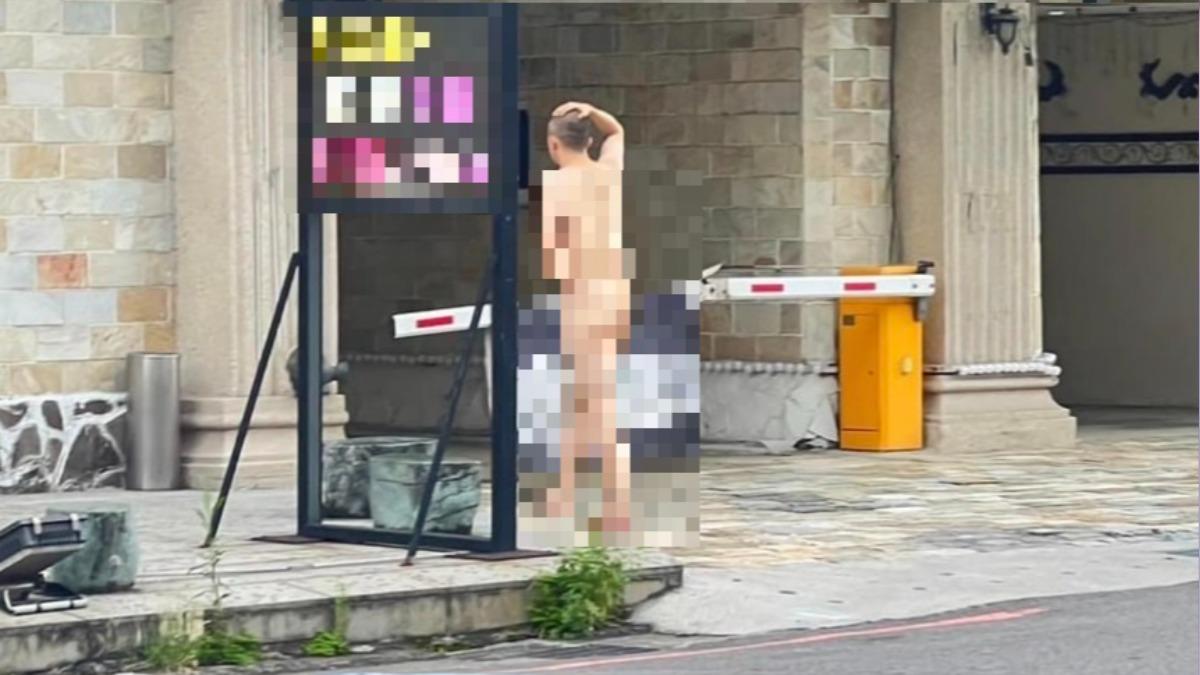 男子全身赤裸地站在汽車旅館外。（圖／翻攝爆廢公社）