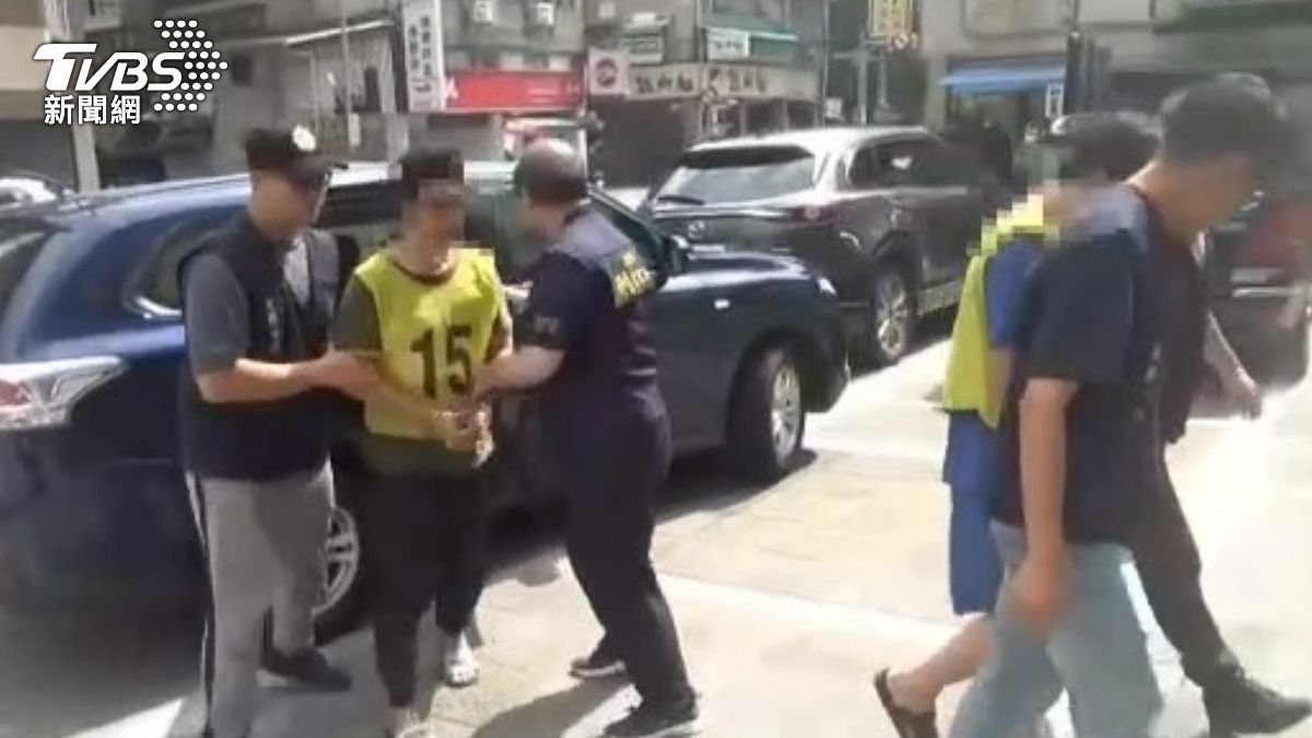 涉嫌潑漆砸車的2名嫌犯被警方逮捕送辦。（圖／TVBS)