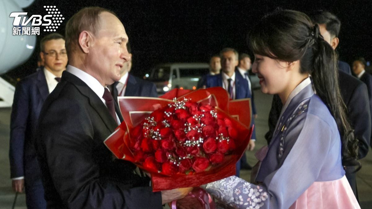 俄羅斯總統普欽 （Vladimir Putin）接受北韓「天然美女」獻花。（圖／達志影像美聯社）