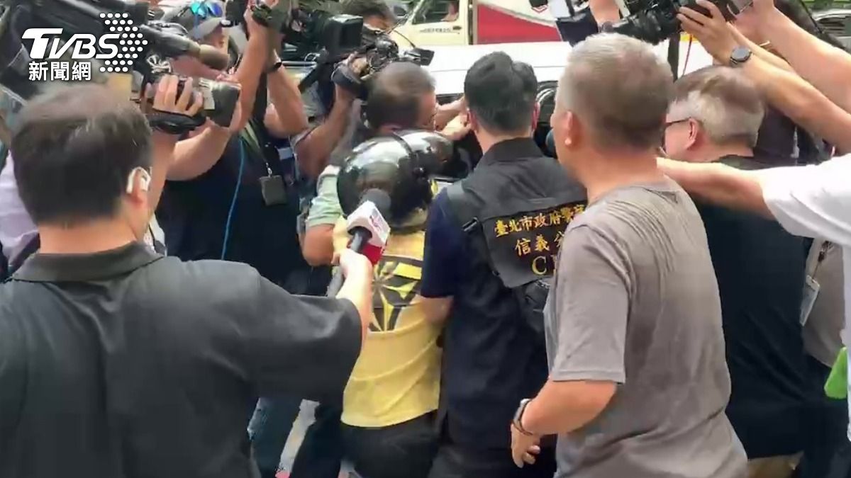 朱翊銘抗拒移送被警方拖上警車。（圖／TVBS）