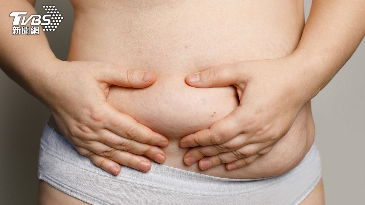 一名女性因肚子變大就診，檢查發現罹患子宮體癌。（示意圖，非當事人／Shutterstock達志影像）