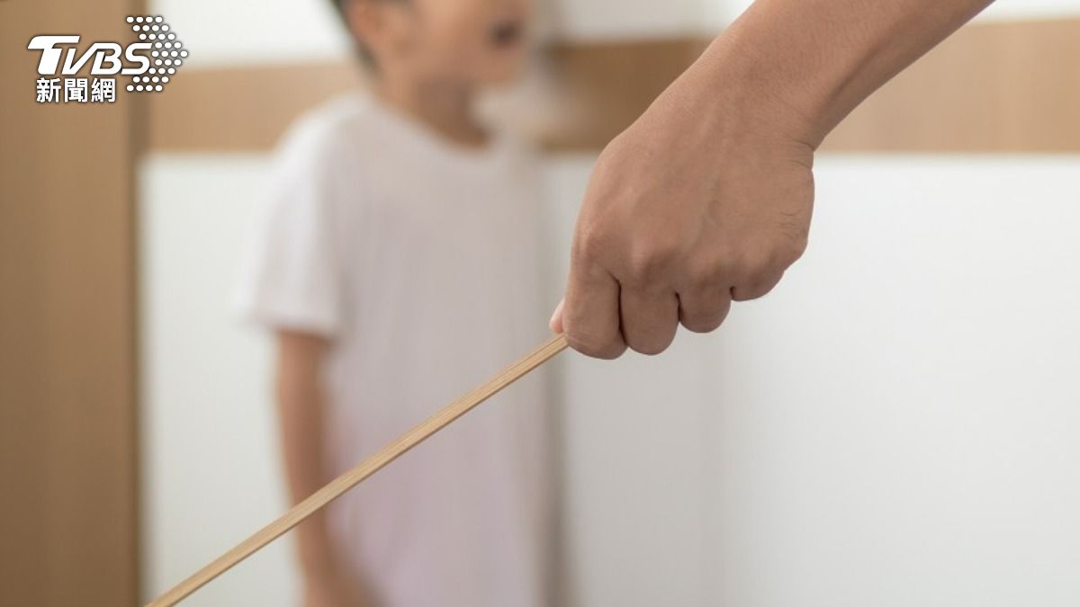 上一代帶孩子常有體罰的情況發生。（示意圖／Shutterstock達志影像）