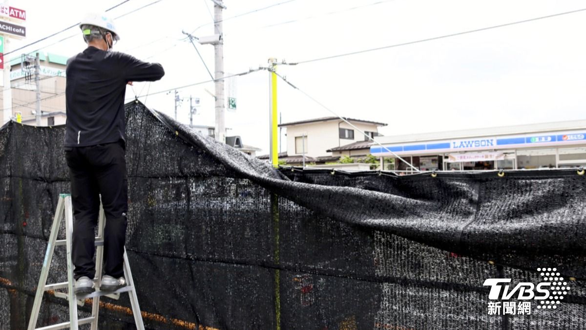 日本當局將把「簡易柵欄」改成金屬柵欄。（圖／達志影像美聯社） 