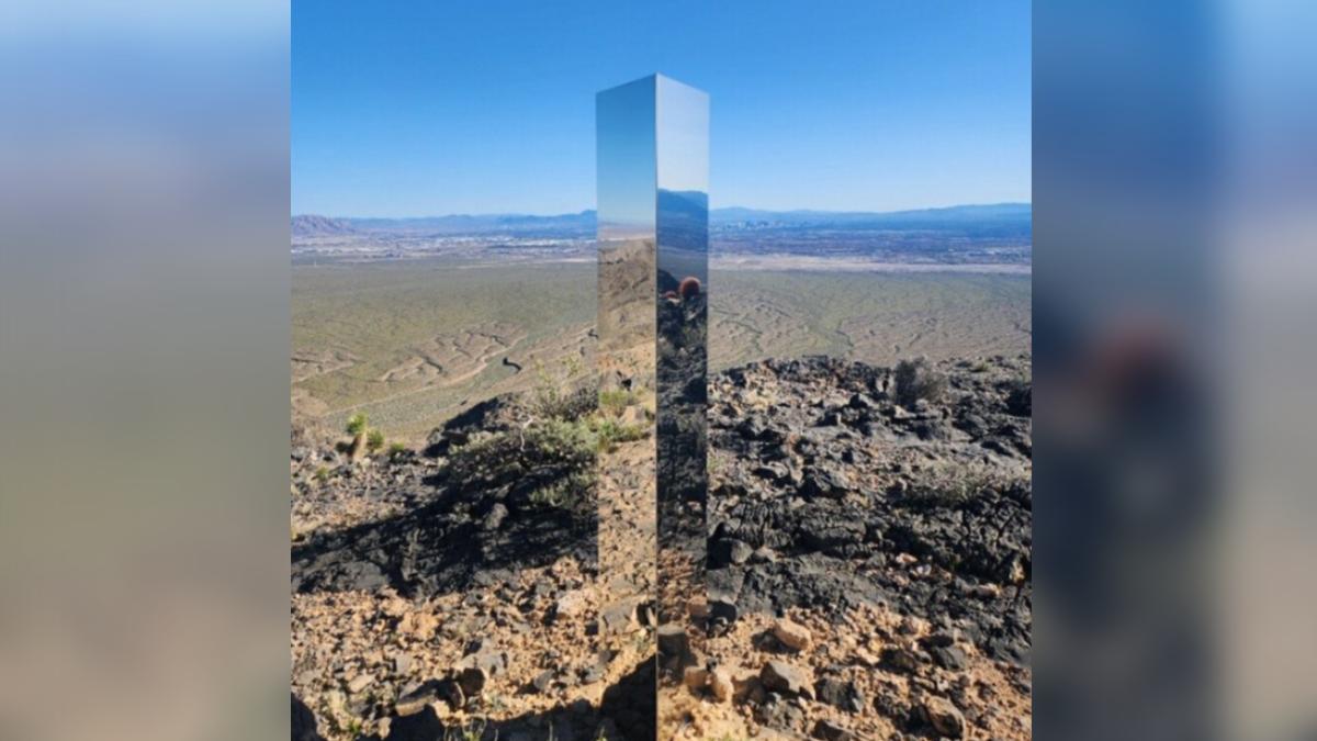 內華達州（Nevada）的加斯峰（Gass Peak）上出現神秘巨石。（圖／翻攝自 X）