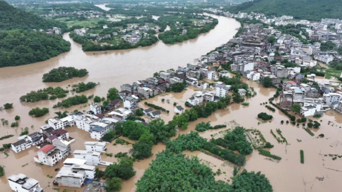 桂林變成水城，嚴重地方淹至住宅2樓高。（圖／翻攝自微博）