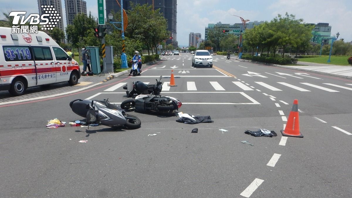 台中市東區昨（20）日發生一起離譜車禍。（圖／TVBS）