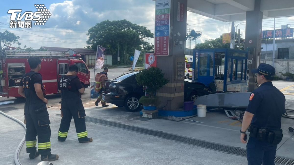 車輛衝進加油站，撞毀加油機台後卡在加油島上。（圖／TVBS）