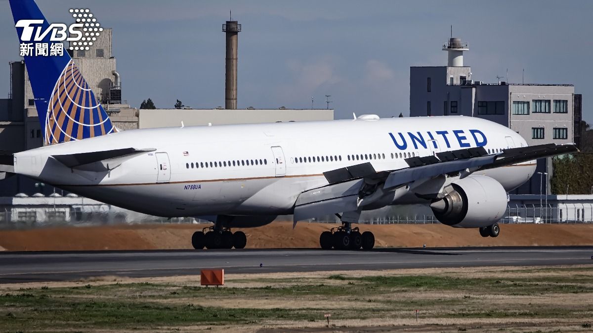 聯合航空A320客機一升空就傳出「異常噪音」，嚇壞機上乘客。（示意圖／達志影像Shutterstock）