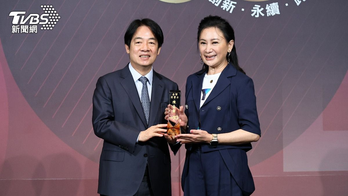 陳亞蘭（右）在總統賴清德手中接過「台灣影響力人物」獎項。（圖／張哲鳴攝）
