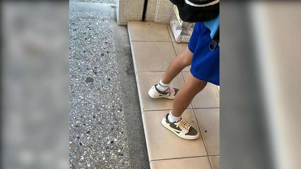 網友發現男童腳上這雙鞋要價不斐。（圖／翻攝自爆廢公社）