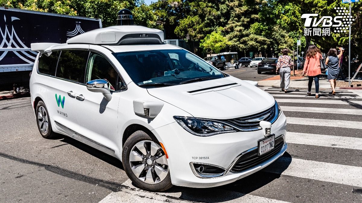 自動駕駛汽車Waymo目前已在加州的幾條道路上行駛測試。（圖／達志影像Shutterstock）