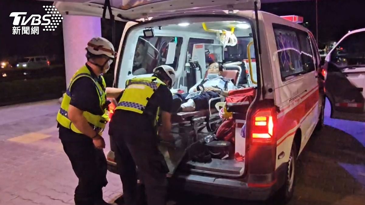 受傷的陳姓司機員送抵慈濟醫院。（圖／TVBS）