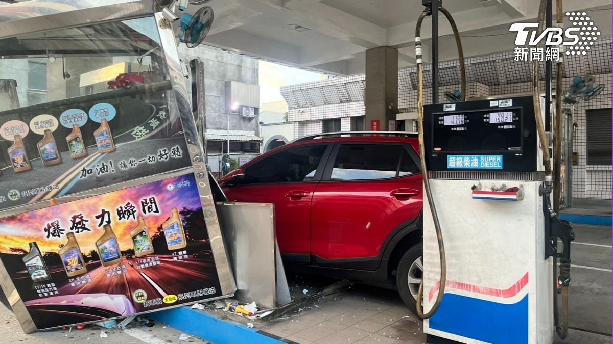 黎女晃神操作不慎，休旅車失控衝進加油站。（圖／TVBS）