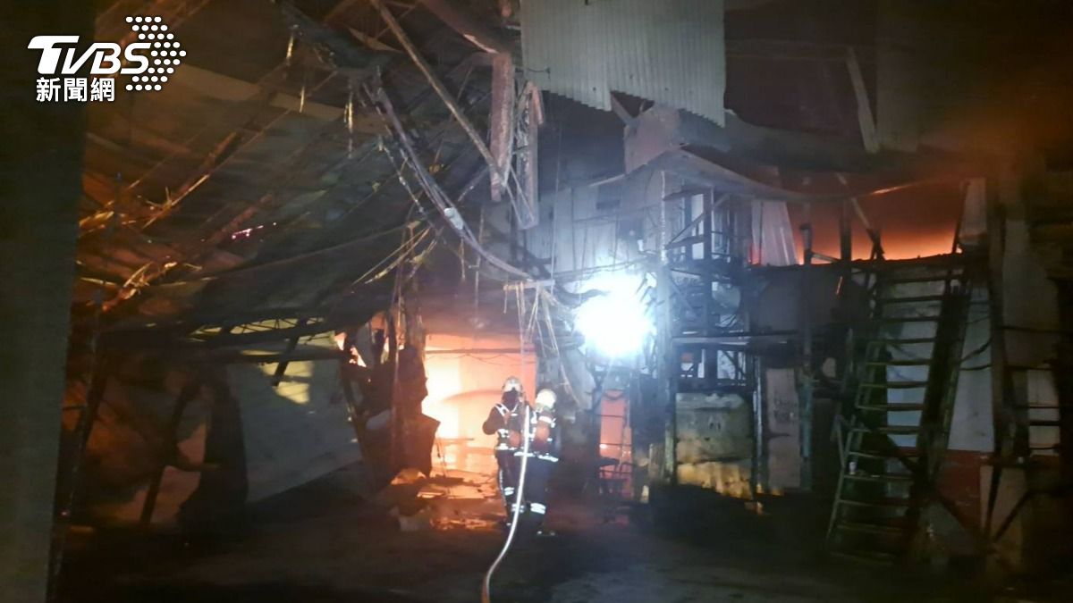 新北三峽泡棉工廠半夜冒火光，警消人員冒險入內搶救。（圖／TVBS）