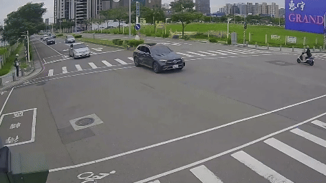李女為了閃避柴犬,撞上右側同向行駛的車輛。(圖/TVBS)
