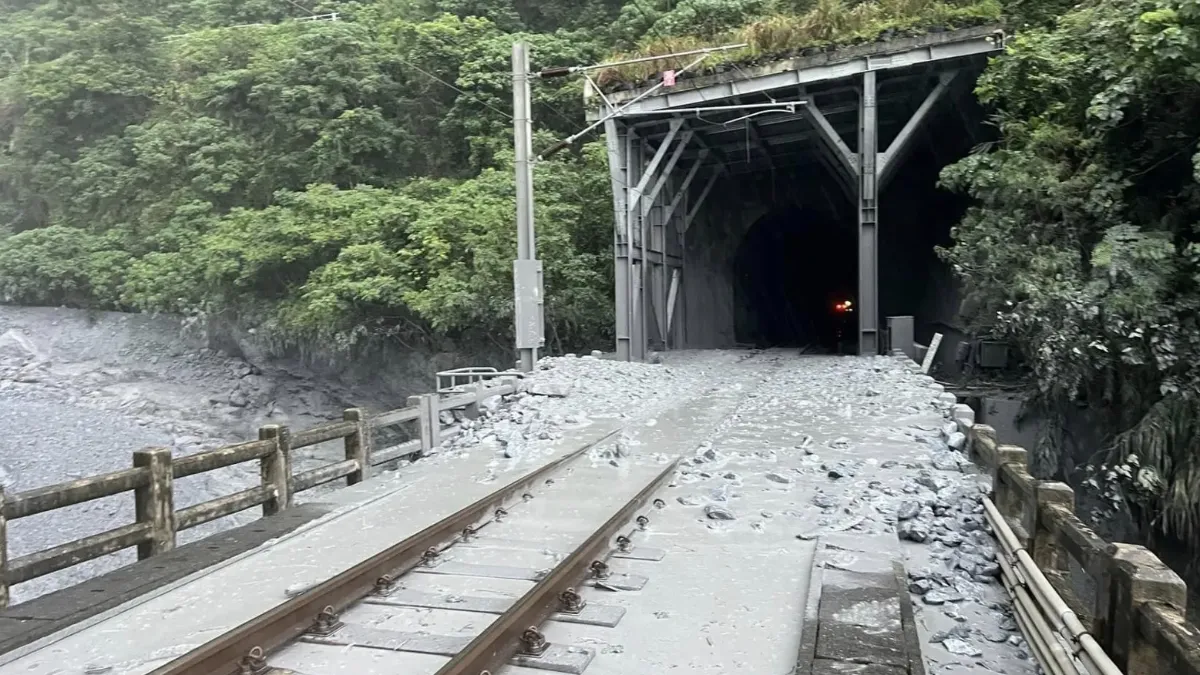 台鐵229次列車在花蓮路段西正線撞上土石流。（圖／翻攝自傅崐萁臉書）