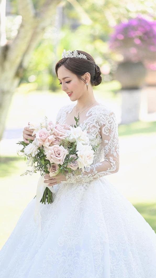 房業涵婚紗照美翻天。(圖/翻攝自房業涵臉書)