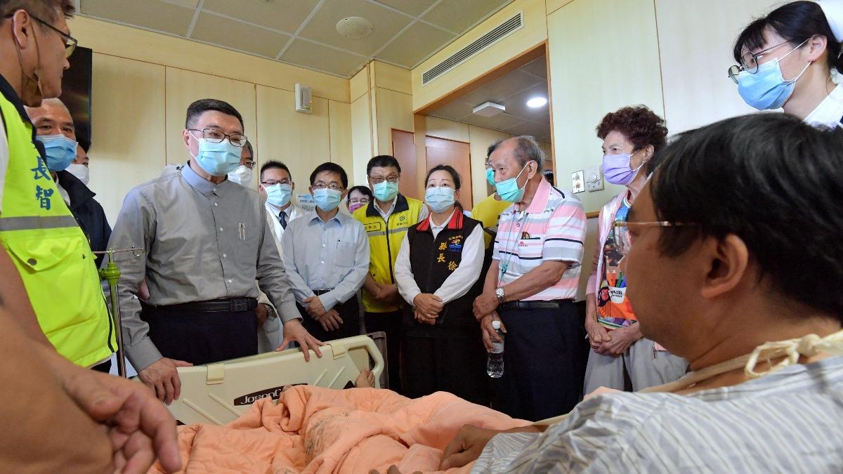 行政院長卓榮泰今（22）日赴花蓮慈濟醫院慰問受傷民眾。（圖／行政院）