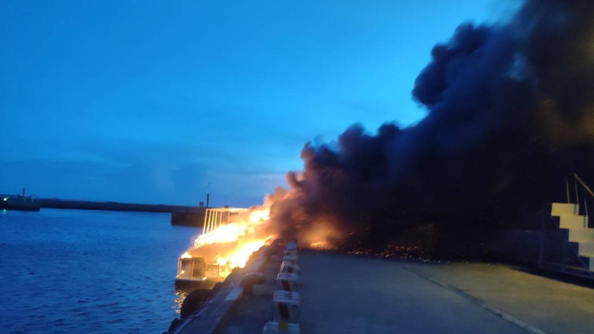 台南晚間驚傳火燒船。（圖／台南市消防局提供）