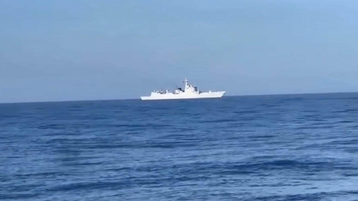 漁民目擊解放軍西安號飛彈驅逐艦出現在澎湖南淺漁場 。（圖／TVBS）