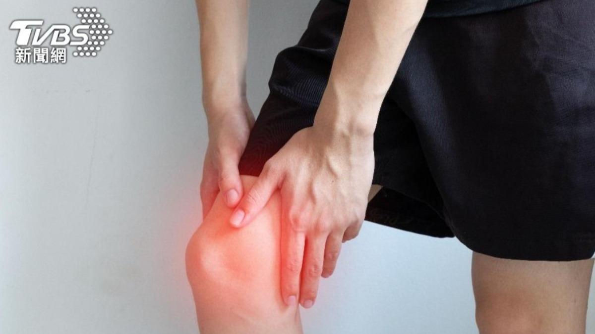 膝蓋疼痛是退化性關節炎的症狀之一。（示意圖／shutterstock達志影像）