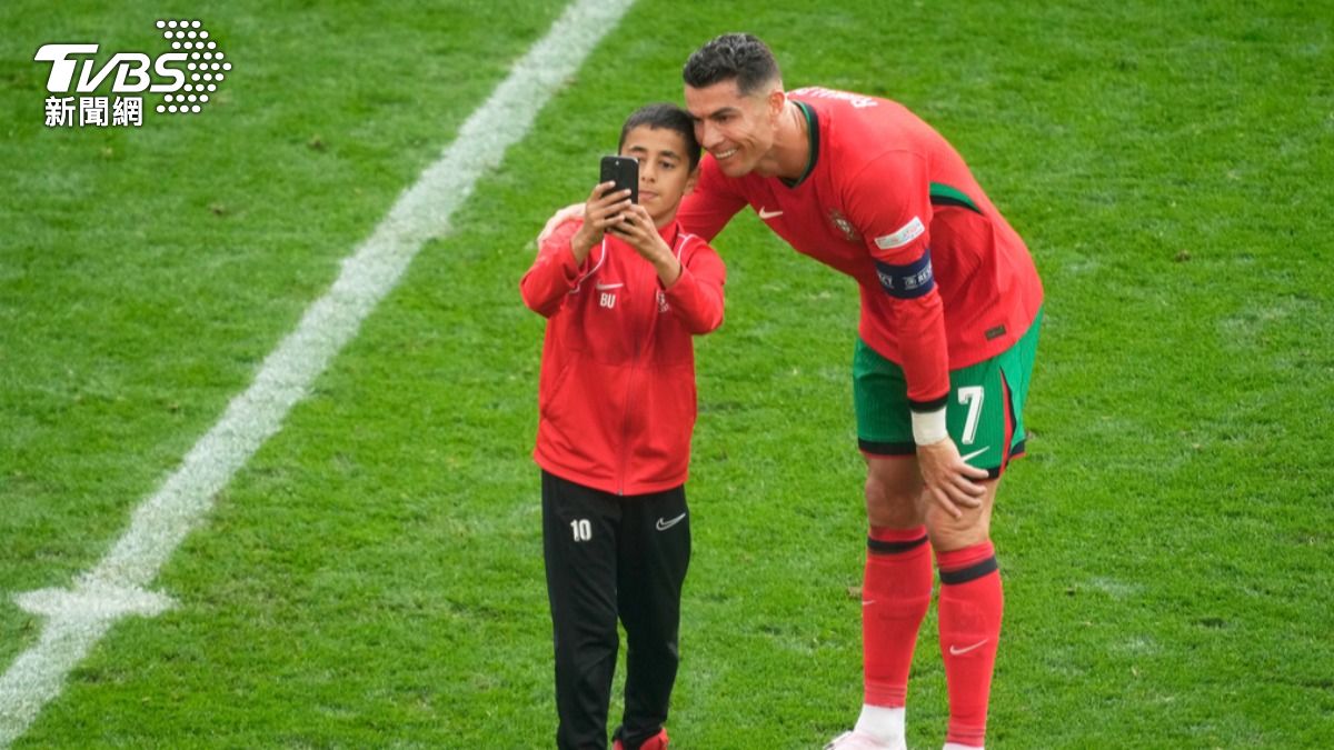 葡萄牙歐國盃與土耳其的比賽中，單場4次有球迷闖入要找C羅（右）合影。（圖／達志影像美聯社）