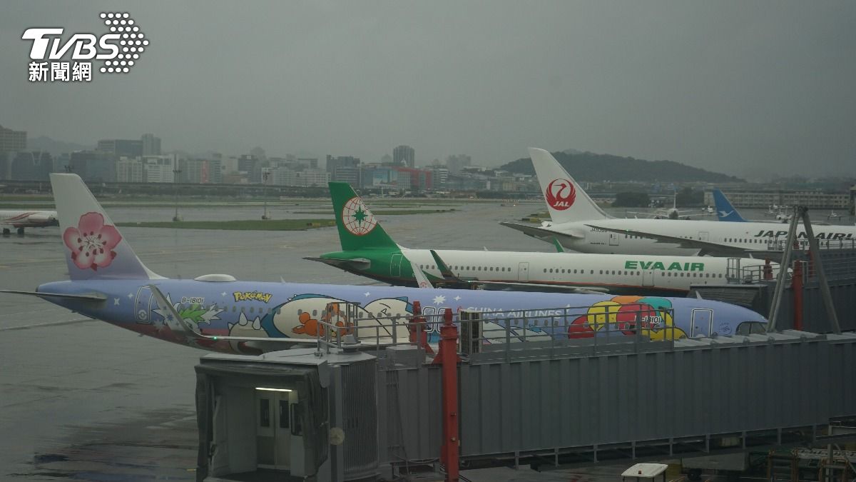 大雷雨炸台北，松山機場「暫停地面作業」航班延誤。（示意圖／shutterstock達志影像）