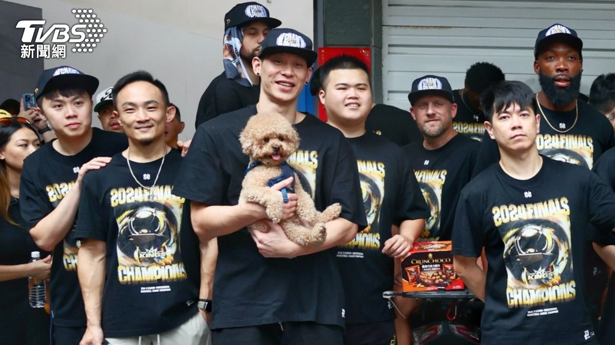 林書豪抱著愛犬參加冠軍遊行。（圖／胡瑞麒攝）