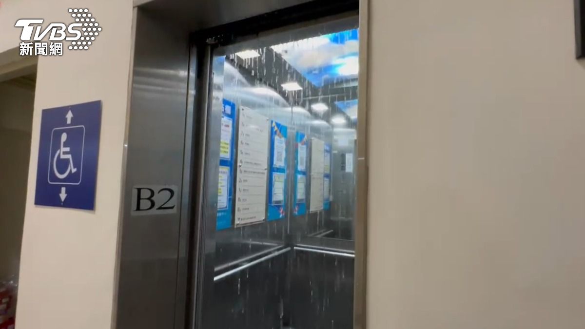 高中停車場電梯成了「水濂洞」。（圖／TVBS）