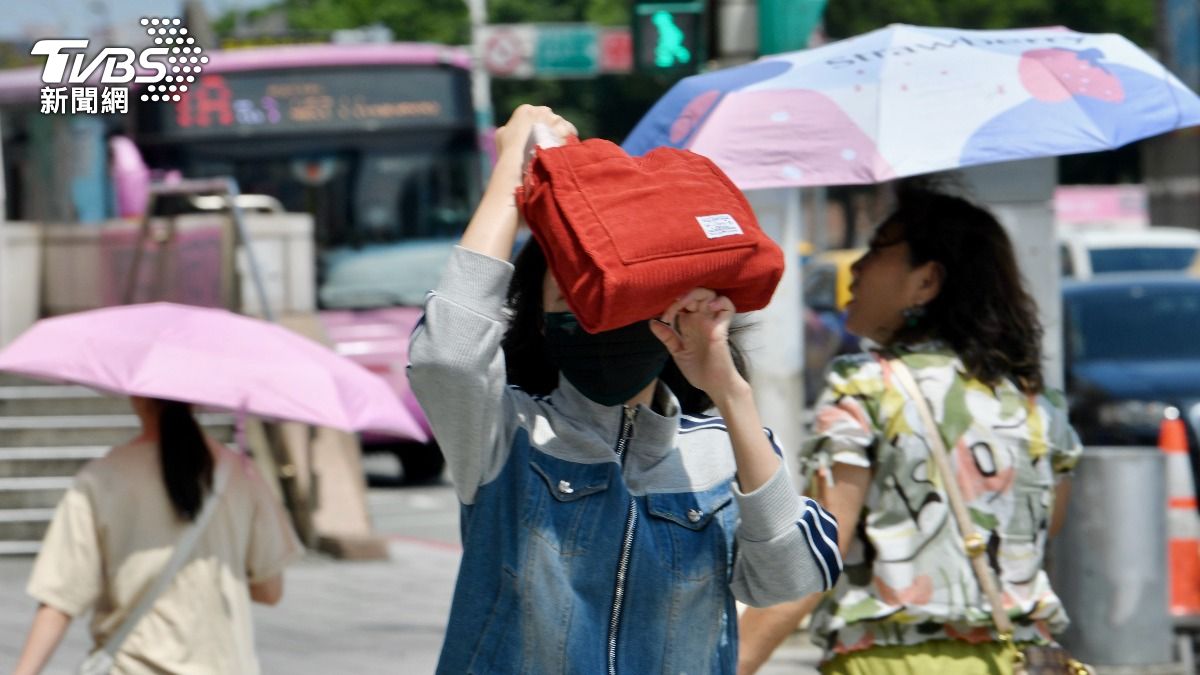 Scorching temperatures hit Taiwan amid clear skies (TVBS News) Scorching temperatures hit Taiwan amid clear skies