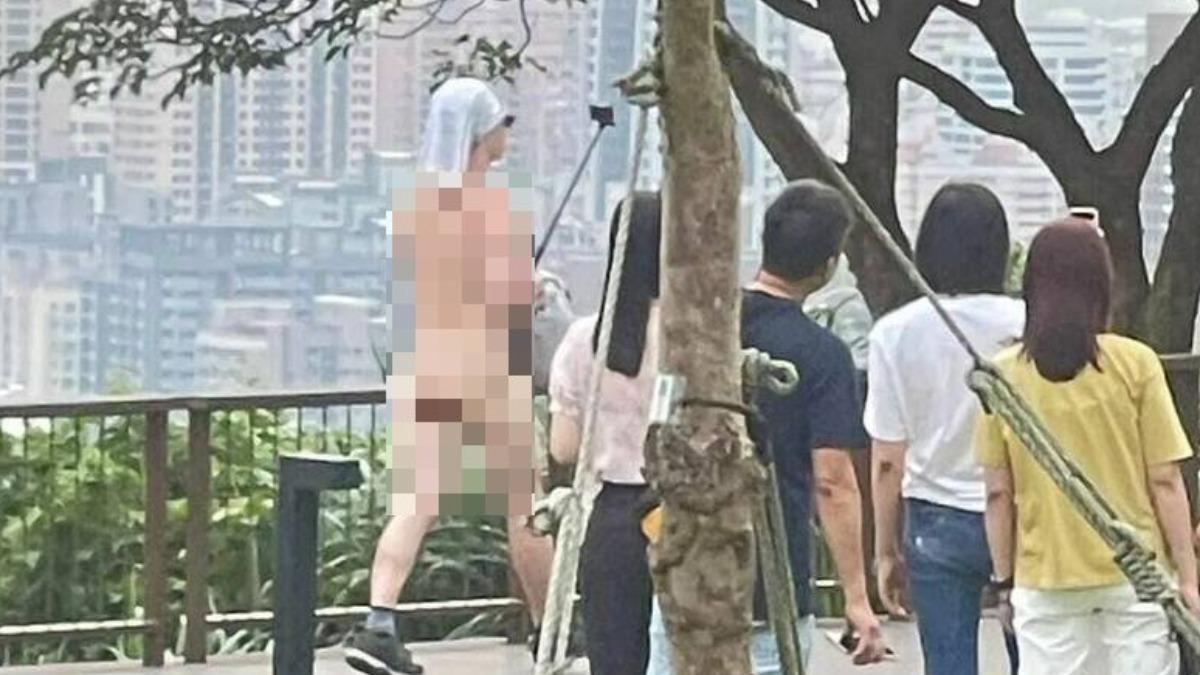 裸男在人多的地方仍大膽行走。（翻攝自臉書爆料公社二社）