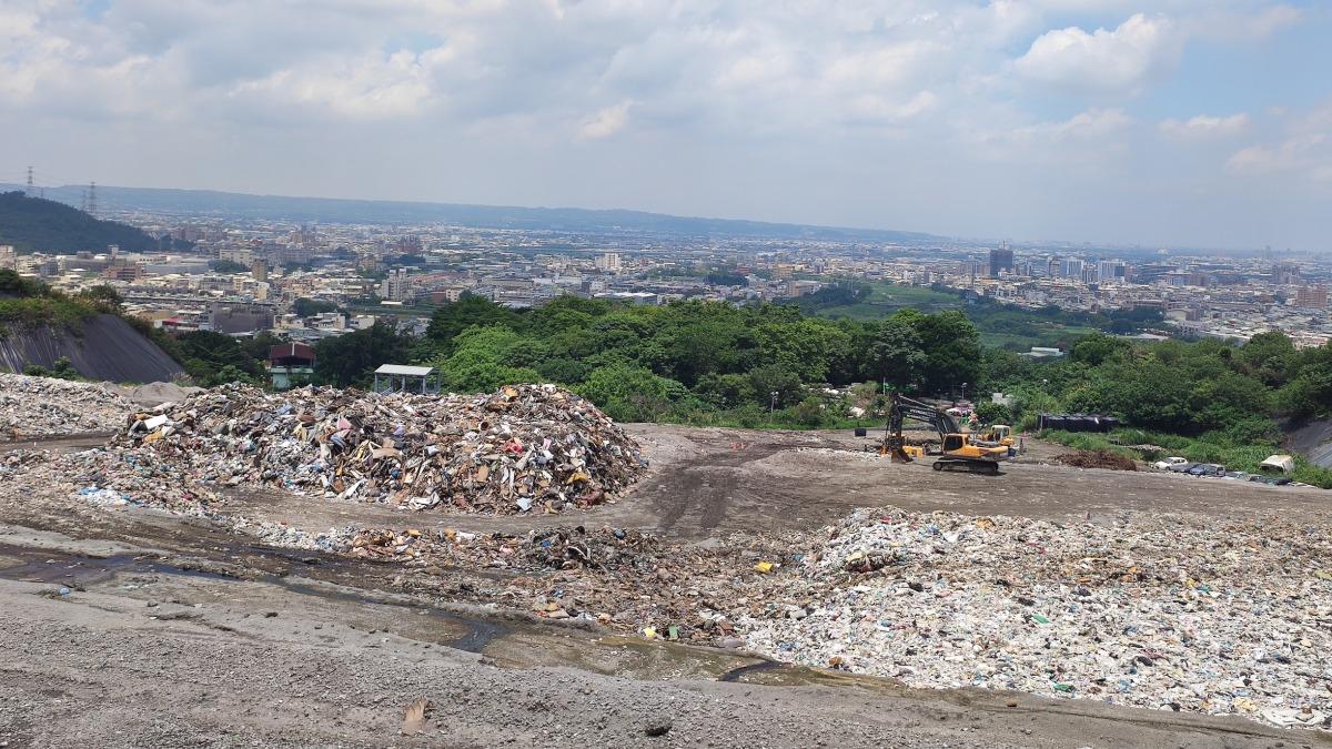 大里區垃圾掩埋場堆積高達30萬噸垃圾。（圖／台中市議員張芬郁提供）