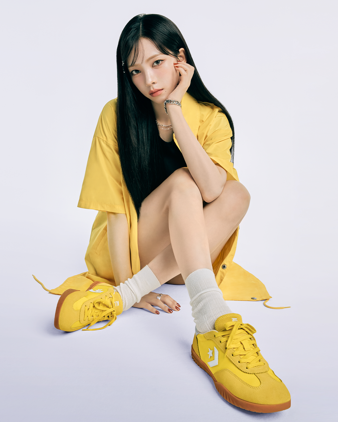 Karina腳踩Run Star Trainer鞋款復古又繽紛。(圖/Converse提供)