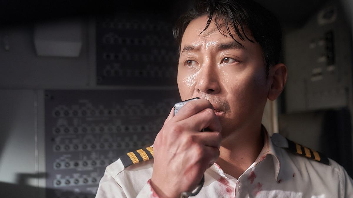 河正宇在《亡命機劫》化身地表最強副機長。（圖／索尼影業提供）