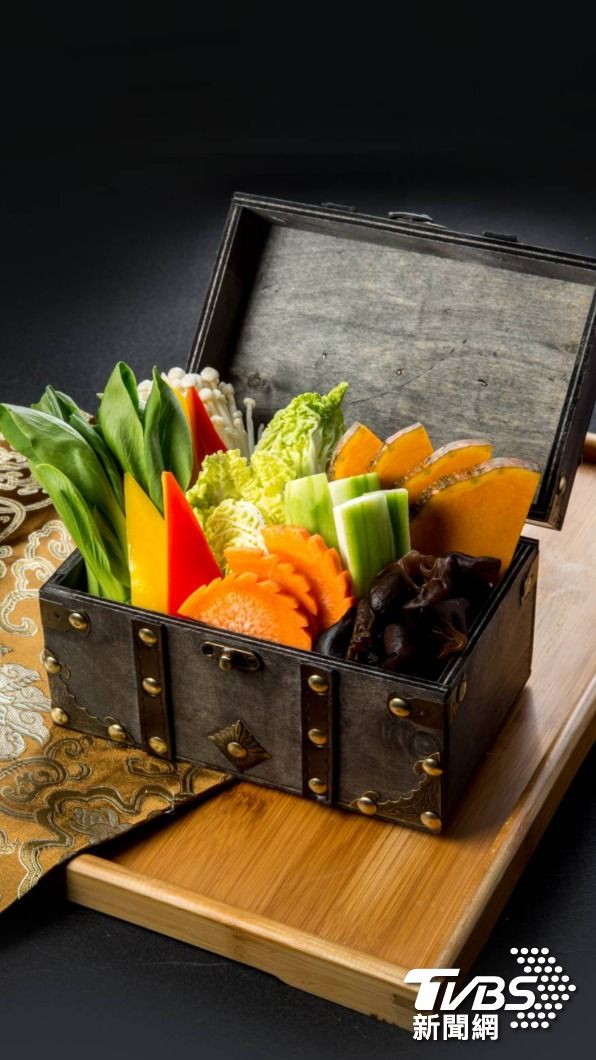 菜盤還用珠寶盒來盛裝。(圖/TVBS)