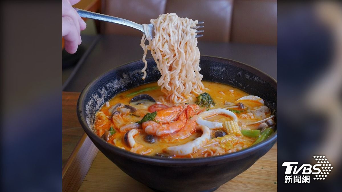 店家特製的泰式豚骨香檸義大利湯麵,把義大利麵做成湯麵。(圖/TVBS)
